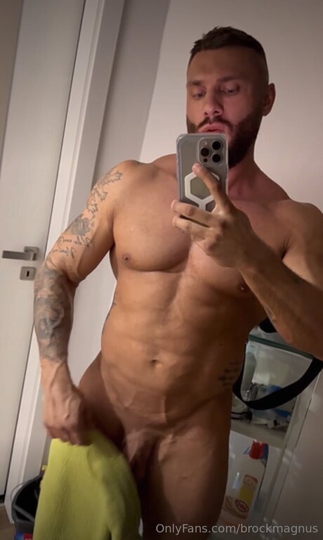 Naakte gelekte OnlyFans-foto van Brockmagnus