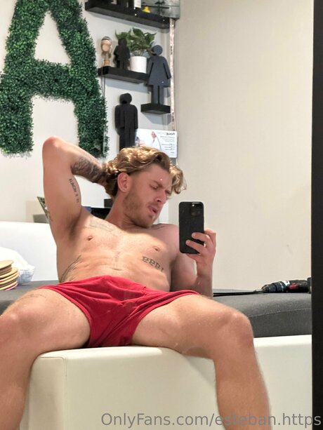 Naakte gelekte OnlyFans-foto van Esteban Https
