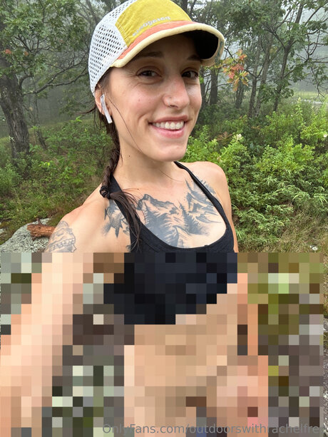Naakte gelekte OnlyFans-foto van Outdoorswithrachelfree