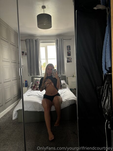 Naakte gelekte OnlyFans-foto van Yourgirlfriendcourtney