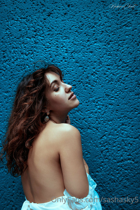 Naakte gelekte OnlyFans-foto van Annie Opium