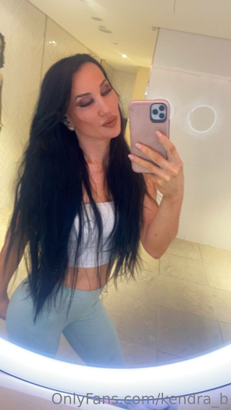 Naakte gelekte OnlyFans-foto van Kendra Banks
