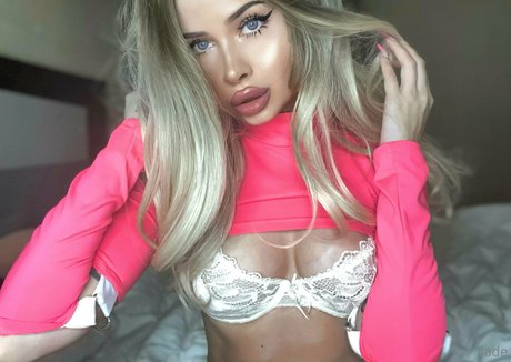 Naakte gelekte OnlyFans-foto van Littlebarbiedollvip