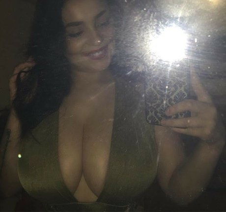 Naakte gelekte OnlyFans-foto van Zoe Leanne Cooper