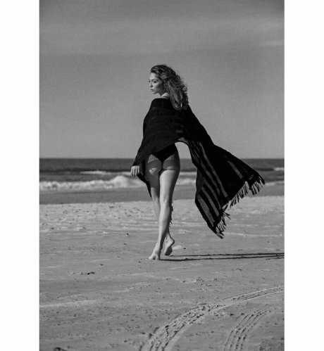 Naakte gelekte OnlyFans-foto van Zoe Camille