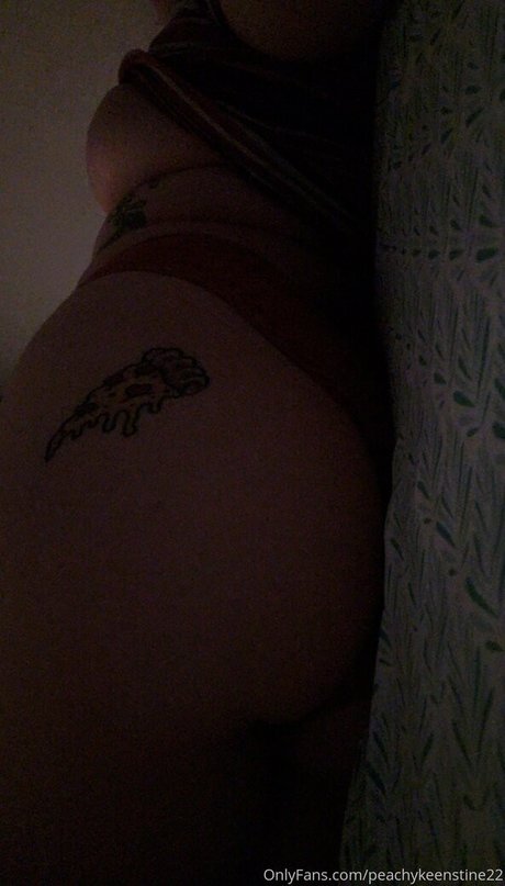 Naakte gelekte OnlyFans-foto van Peachykeenstine22