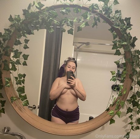 Naakte gelekte OnlyFans-foto van Aelflaed