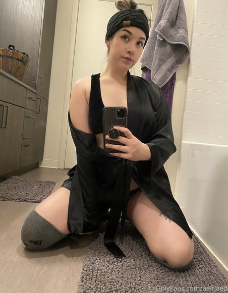 Naakte gelekte OnlyFans-foto van Aelflaed