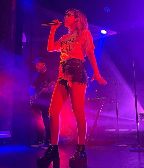 Naakte gelekte OnlyFans-foto van Lauren Mayberry