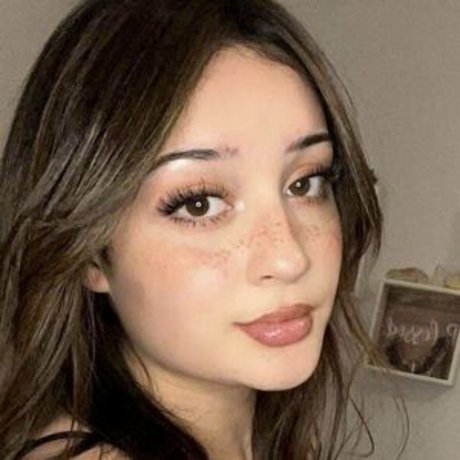 Naakte gelekte OnlyFans-foto van Babyyyangiee
