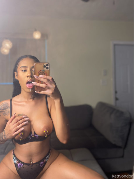 Naakte gelekte OnlyFans-foto van Katt Von Don Realestkatt