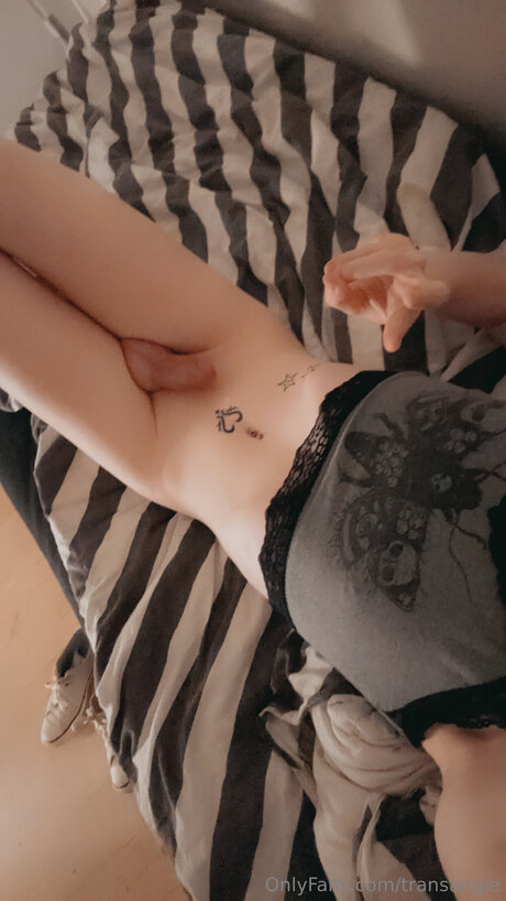 Naakte gelekte OnlyFans-foto van Transangie