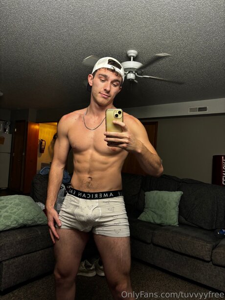 Naakte gelekte OnlyFans-foto van Tuvvyyfree