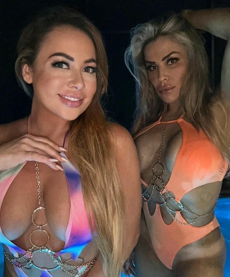 Naakte gelekte OnlyFans-foto van Natalya Neidhart
