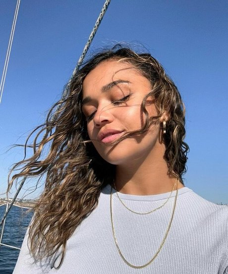 Naakte gelekte OnlyFans-foto van Madison Bailey