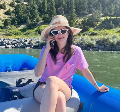 Naakte gelekte OnlyFans-foto van Laura Marano