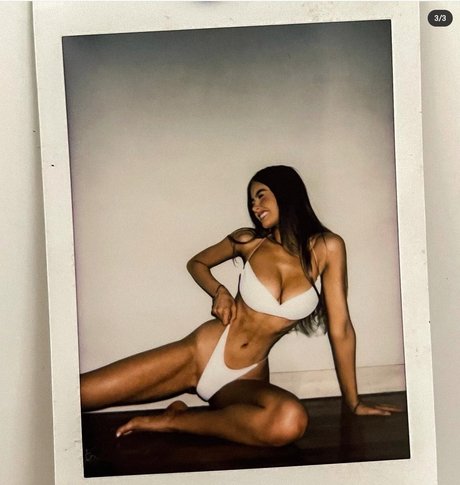 Naakte gelekte OnlyFans-foto van Ella Cervetto