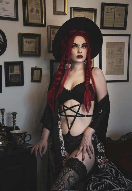Naakte gelekte OnlyFans-foto van Monsa Isa