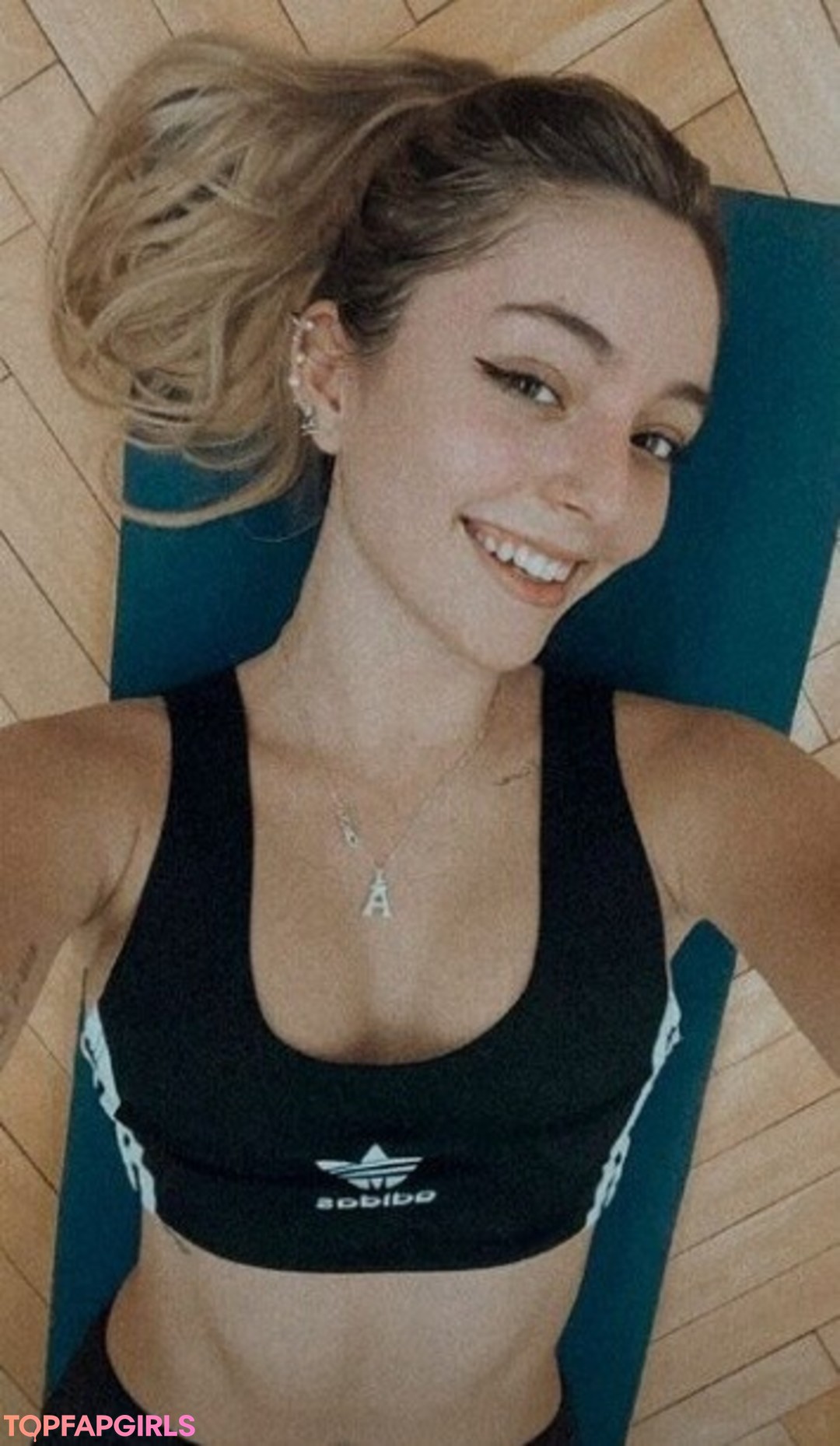 Naakte gelekte OnlyFans-foto van Angeles Watters #1796