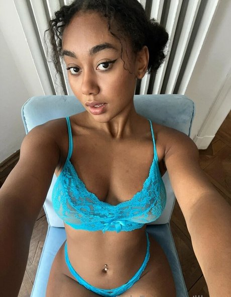 Naakte gelekte OnlyFans-foto van Elizabeth Anorue