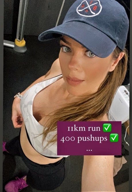 Naakte gelekte OnlyFans-foto van Jackie Redmond