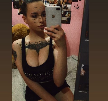 Naakte gelekte OnlyFans-foto van Suzizvonar