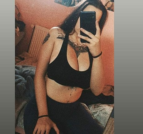 Naakte gelekte OnlyFans-foto van Suzizvonar