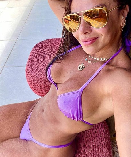 Naakte gelekte OnlyFans-foto van Viviane Araujo