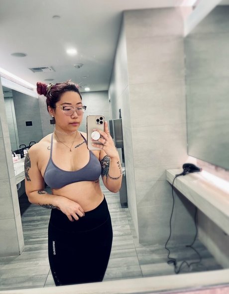 Naakte gelekte OnlyFans-foto van Stella Chung