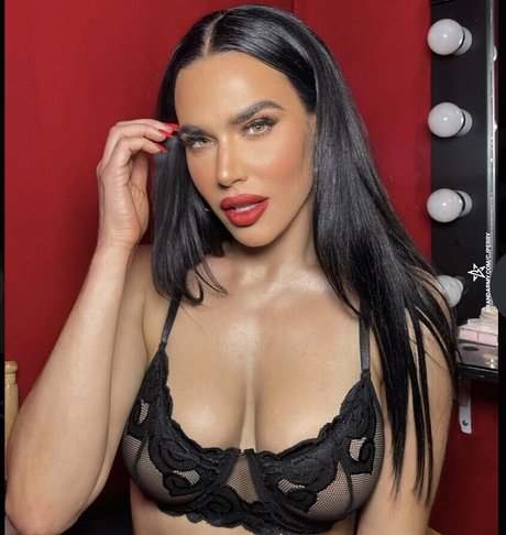 Naakte gelekte OnlyFans-foto van Cj Perry