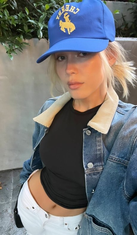 Naakte gelekte OnlyFans-foto van Faith Schroder