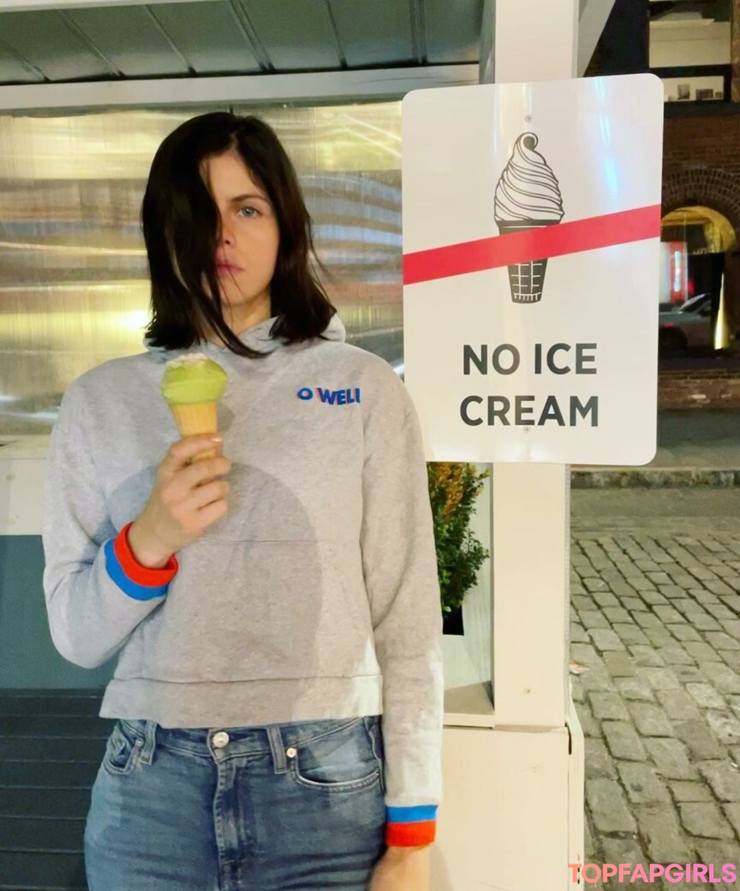 Naakte gelekte OnlyFans-foto van Alexandra Daddario #1198