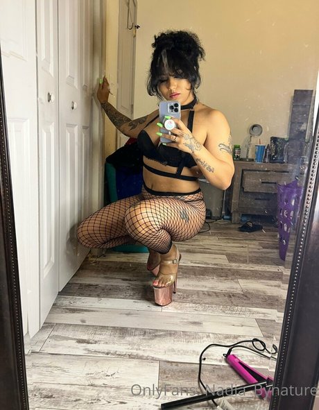 Naakte gelekte OnlyFans-foto van Nadiabynature