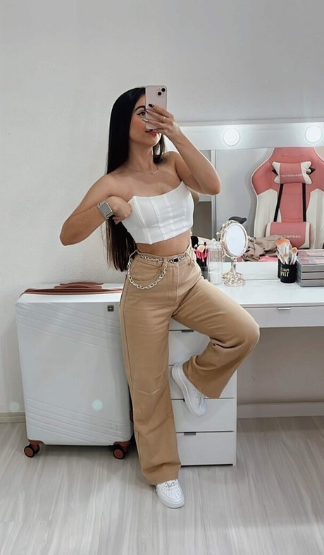 Naakte gelekte OnlyFans-foto van Larissa Costa