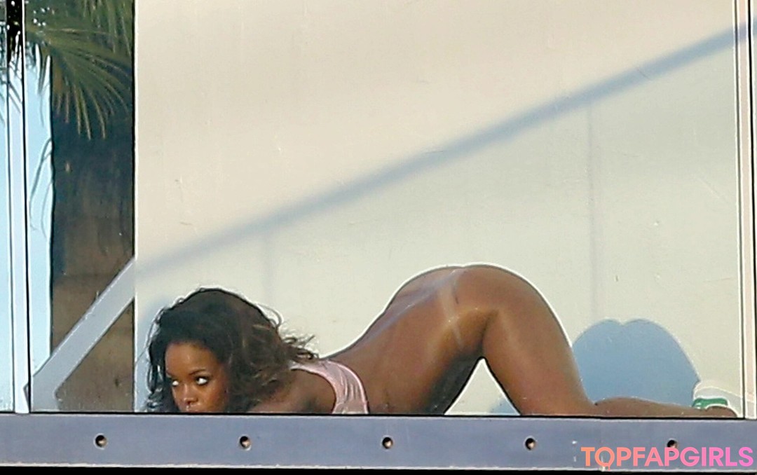 Naakte gelekte OnlyFans-foto van Rihanna #1208