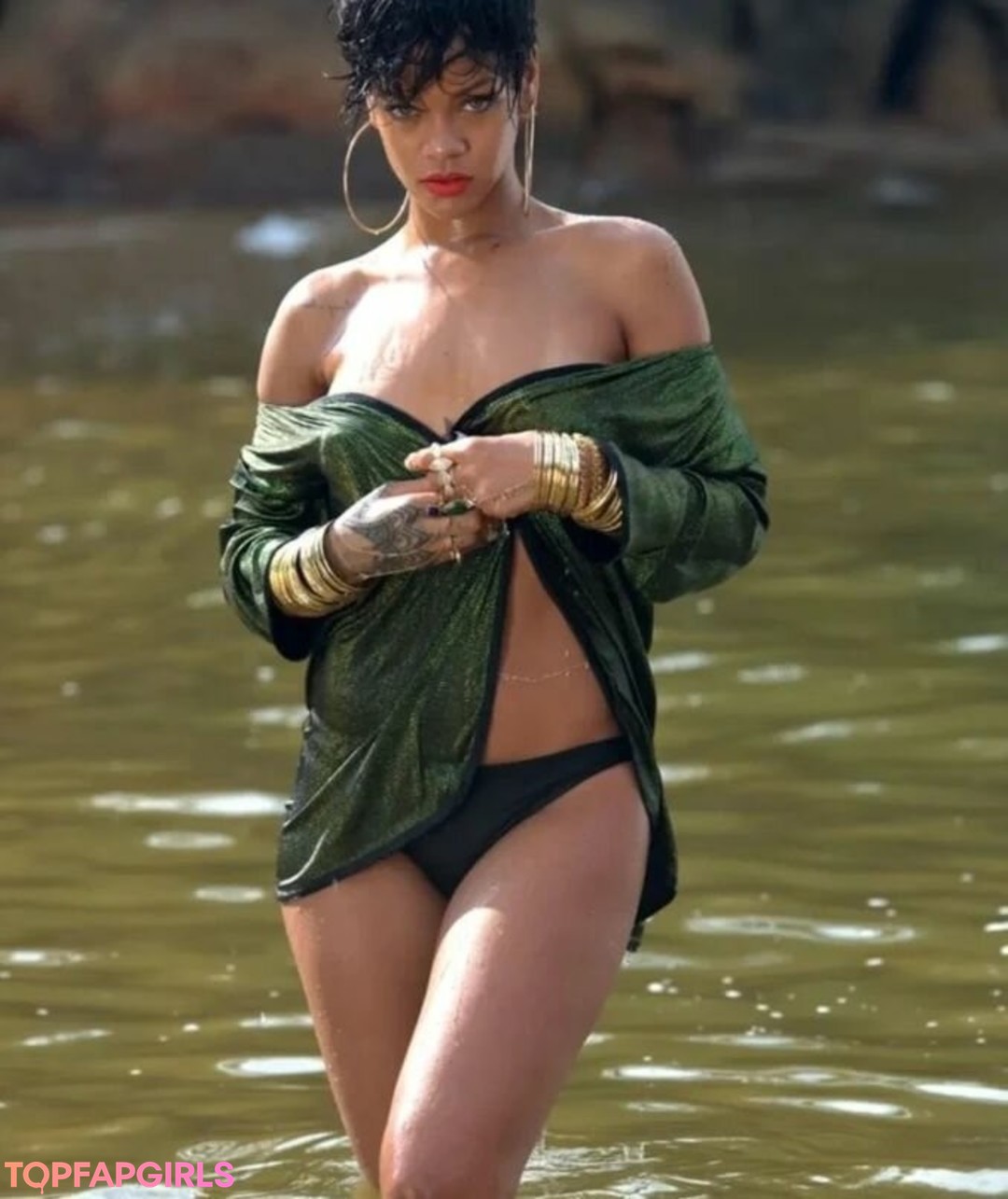 Naakte gelekte OnlyFans-foto van Rihanna #1301