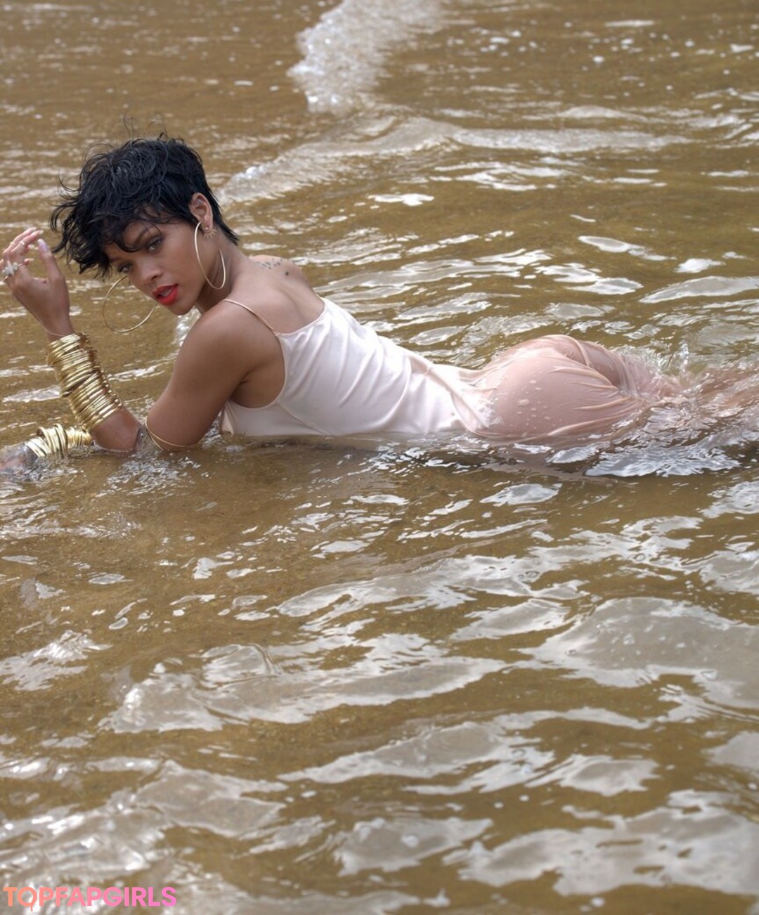 Naakte gelekte OnlyFans-foto van Rihanna #1375