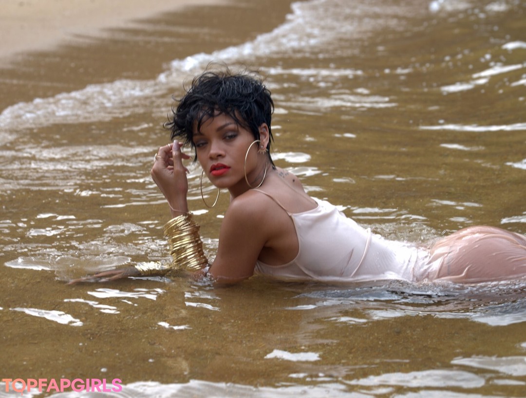 Naakte gelekte OnlyFans-foto van Rihanna #1385