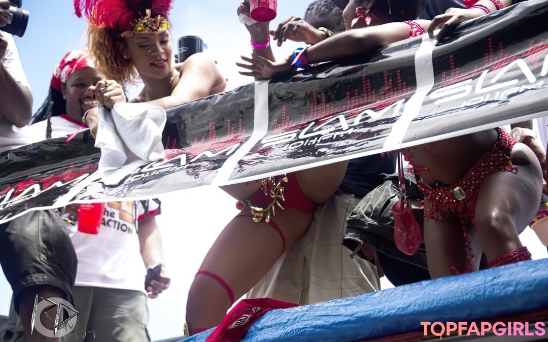 Naakte gelekte OnlyFans-foto van Rihanna #1391