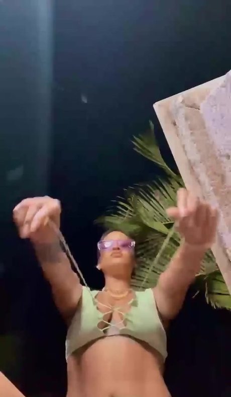 Naakte gelekte OnlyFans-foto van Rihanna