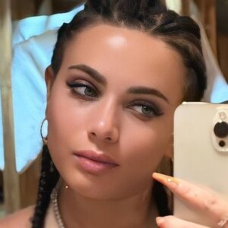 Naakte gelekte OnlyFans-foto van Laurab974