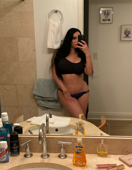 Naakte gelekte OnlyFans-foto van Amy Anderssen