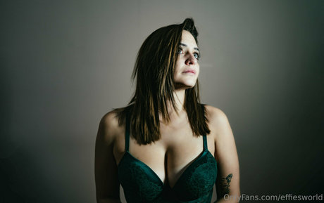 Naakte gelekte OnlyFans-foto van Effiesworld
