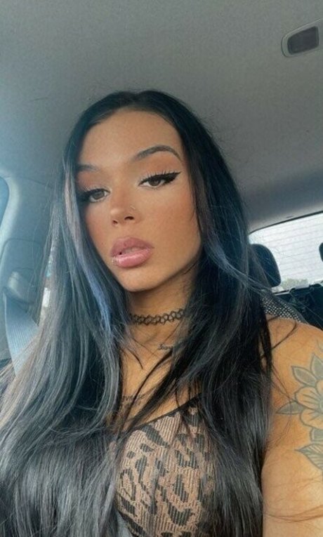 Naakte gelekte OnlyFans-foto van Cora Jade