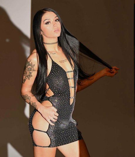 Naakte gelekte OnlyFans-foto van Cora Jade