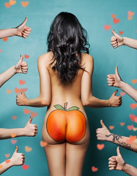 Naakte gelekte OnlyFans-foto van Anna Akana