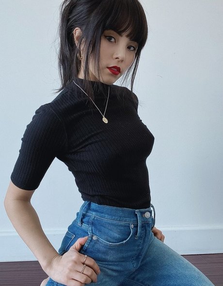Naakte gelekte OnlyFans-foto van Anna Akana