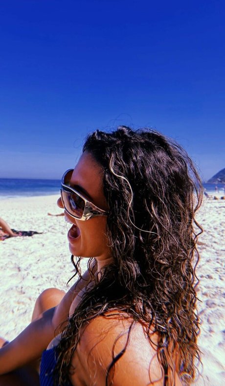 Naakte gelekte OnlyFans-foto van Julie Santos