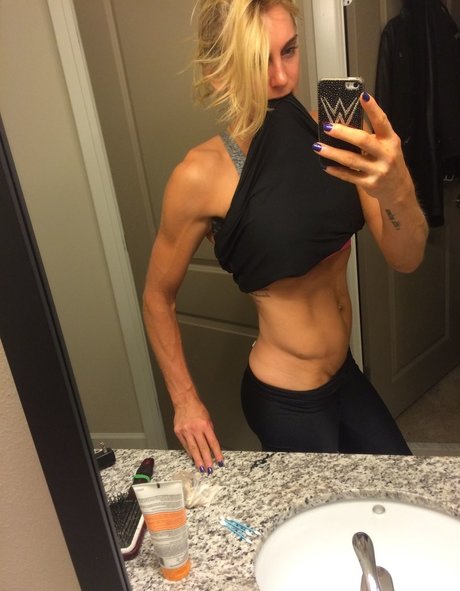 Naakte gelekte OnlyFans-foto van Charlotte Flair