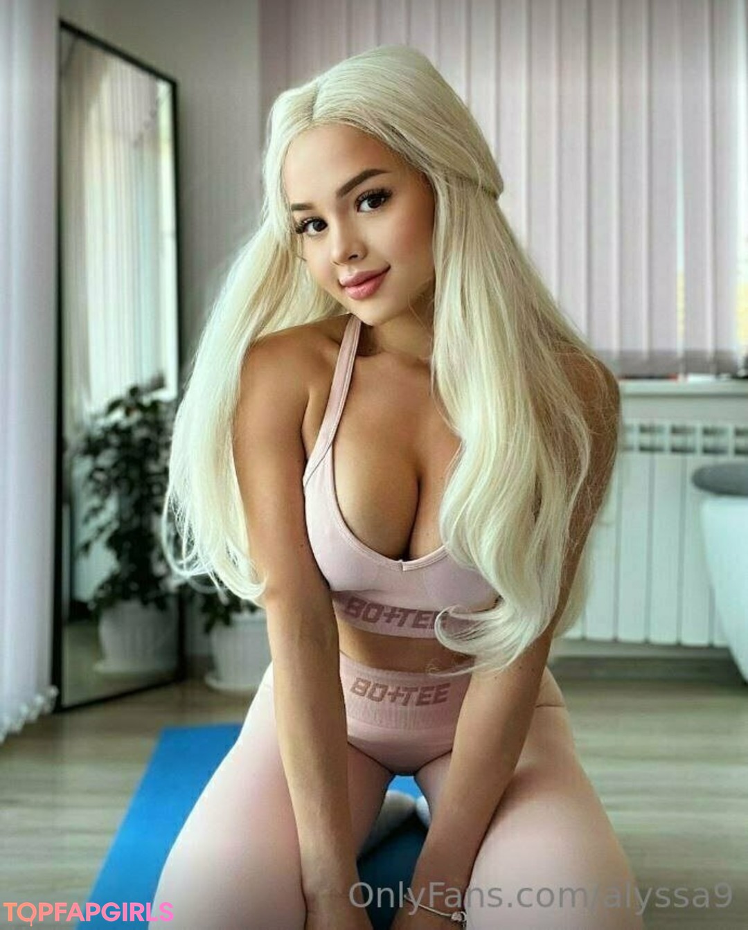 Naakte gelekte OnlyFans-foto van Alyssa9 #1594